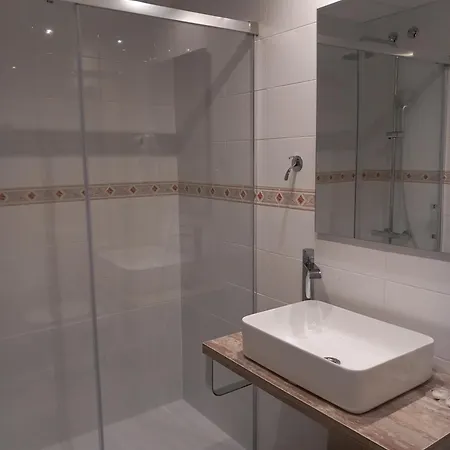 Aparthotel Montcada מלון דירות *